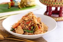 Stir Fry Glass Noodles with Chicken and Green Curry Paste (Gaeng Ho)